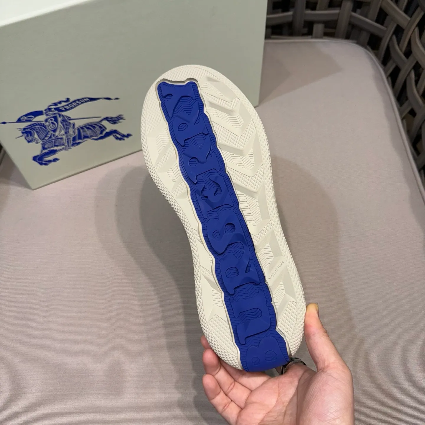 [Burberry] Top P: 680💰Size: 38-44 (45.46 custom-made) Burberry official website synchronized men's classic low-top sneakers | Made of original first-layer cowhide | Decorated with renewed brand logo | First-layer cowhide lining | Heel decorated with Burberry letter embossed logo | Original TPU outsole.